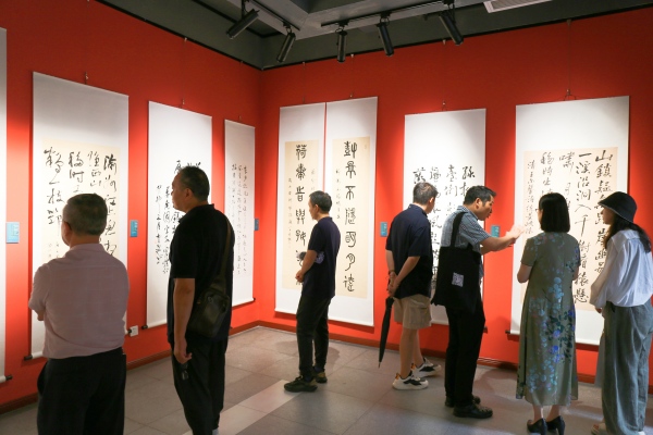 市民參觀作品展。鄒正攝