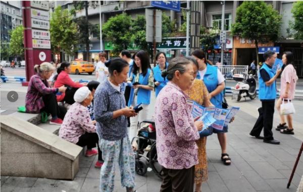 志愿者向市民群眾發(fā)放宣傳資料。石柱縣委宣傳部供圖