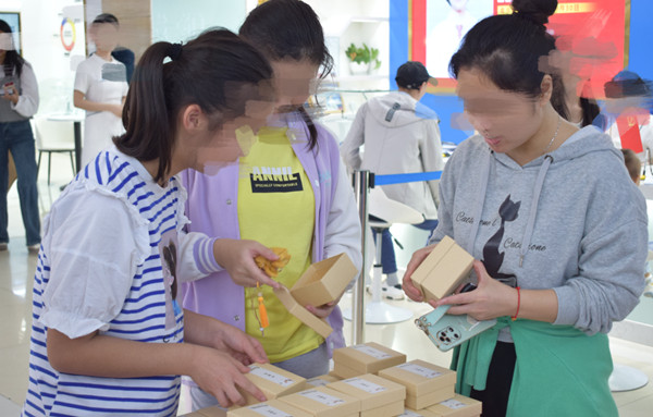 挑選禮物活動現(xiàn)場。重慶迪邦皮膚病醫(yī)院供圖