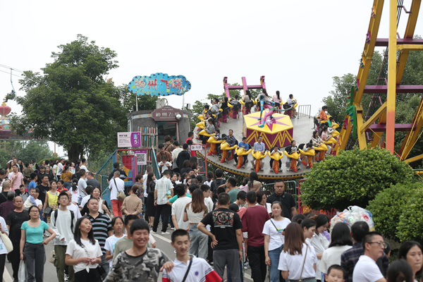 中秋國慶假期，美心紅酒小鎮(zhèn)游人如織。景區(qū)供圖