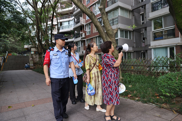 “嬢嬢巡邏反詐宣傳隊”隊員協(xié)助民警開展工作。南岸區(qū)公安分局供圖