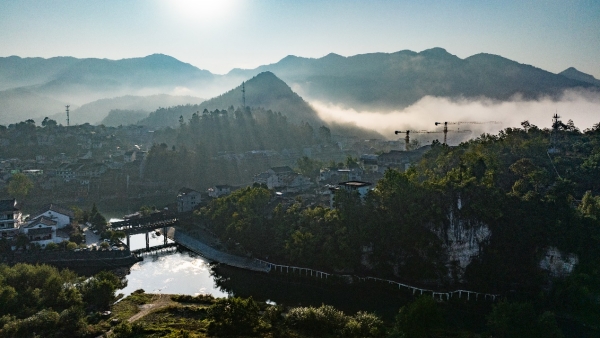 洪安古鎮(zhèn)秋晨景色旖旎。胡程攝