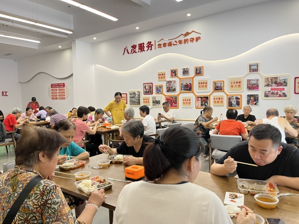 盤溪河社區(qū)社區(qū)老年食堂中午集中就餐。龍山街道供圖