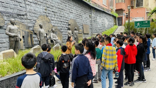 重慶巴蜀小學(xué)“小館+” 團(tuán)隊走進(jìn)巴教村教育文化街區(qū)歷史人物雕塑墻探尋巴教薪火（資料圖）。渝中區(qū)教委供圖