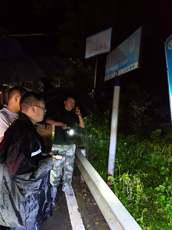 《暴雨中的巡查》。9月20日，彭水縣大多數(shù)鄉(xiāng)鎮(zhèn)遭受強降雨侵襲，新田鎮(zhèn)等幾個鄉(xiāng)鎮(zhèn)雨情尤為嚴重，縣規(guī)劃資源局副局長李真兵（右）帶隊組織人員對受災嚴重的幾個鄉(xiāng)鎮(zhèn)進行巡查。張亞攝