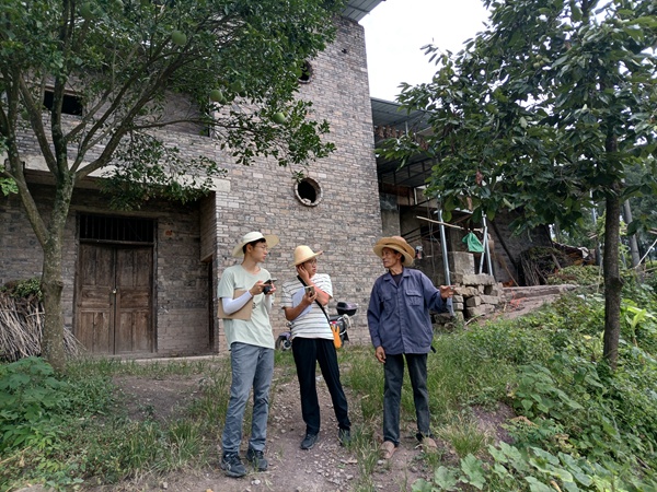 《我們與群眾，魚水情深》。9月5日，為了守護(hù)人民的住房安全，107地質(zhì)隊(duì)駐守地質(zhì)工程師冉星（左）、姜雙桃（中）頭頂烈日，在云陽縣黃石鎮(zhèn)佛安村開展房前屋后高陡邊坡隱患排查，圖為二人正在向當(dāng)?shù)卮迕窳私庾冃吻闆r。李明亮攝