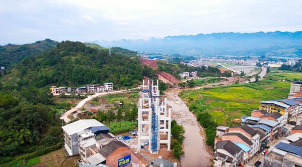 萬開達高速岳溪河大橋施工現(xiàn)場。項目部供圖