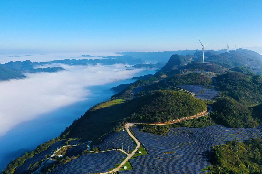 重慶市黔江區(qū)麒麟蓋光伏發(fā)電站群貌。楊敏攝