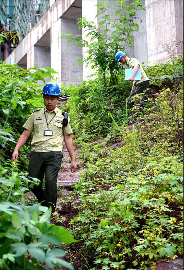 線路巡查。重慶軌道集團供圖