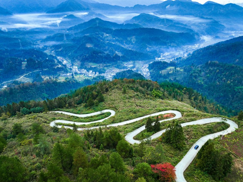 彭水苗族土家族自治縣太原鎮(zhèn)花園村，汽車行駛在一條蜿蜒的盤山路上。彭水縣融媒體中心供圖