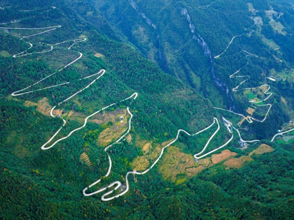 盤山路蜿蜒穿梭在崇山峻嶺之間，連通著村村寨寨，壯美如畫。彭水縣融媒體中心供圖