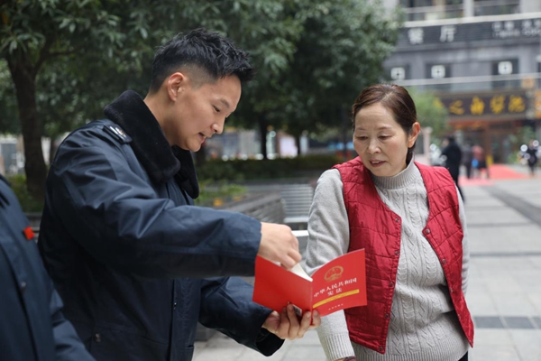 11月29日，城口縣稅務(wù)人員在梧桐社區(qū)給居民講解憲法。城口縣稅務(wù)局供圖