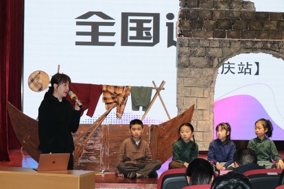 周艷為小演員們提出指導建議。渝中區(qū)石油路小學校供圖