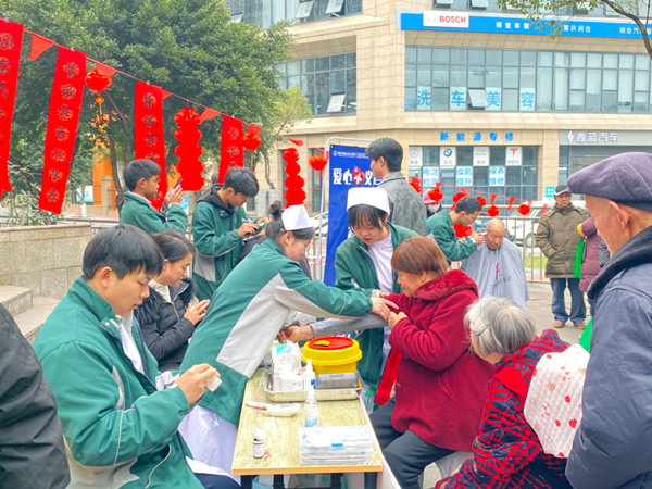 志愿者為居民義診。錦屏路社區(qū)供圖