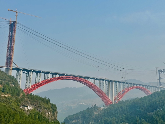 在建的渝湘復(fù)線高速公路雙堡特大橋。重慶高速集團(tuán)供圖