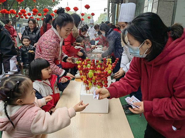 “廟會”上的特色美食吸引孩子們的關(guān)注。羽裳路社區(qū)供圖