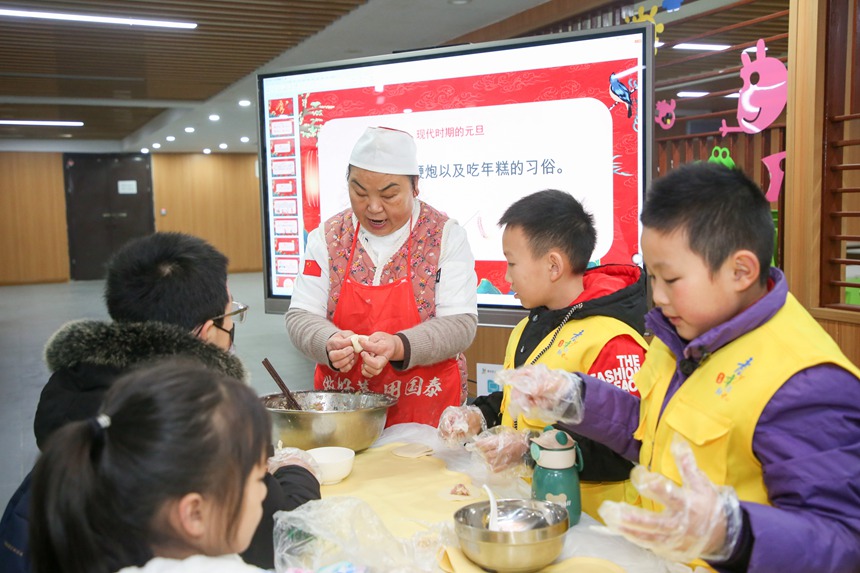 青少年們學(xué)習(xí)包餃子。渝北區(qū)青少年活動(dòng)中心供圖