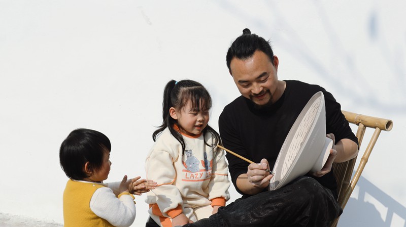 孩童在“縉泉燒”體驗(yàn)陶藝研學(xué)文化。豐文街道三河村供圖