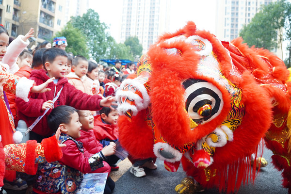 舞獅表演。學(xué)府悅園第三幼兒園供圖