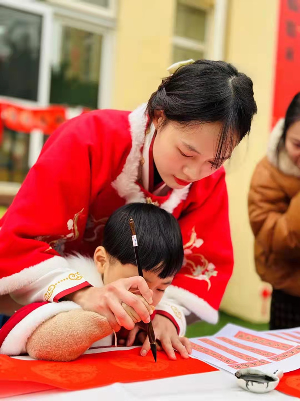 現(xiàn)場寫對聯(lián)。學(xué)府悅園第三幼兒園供圖