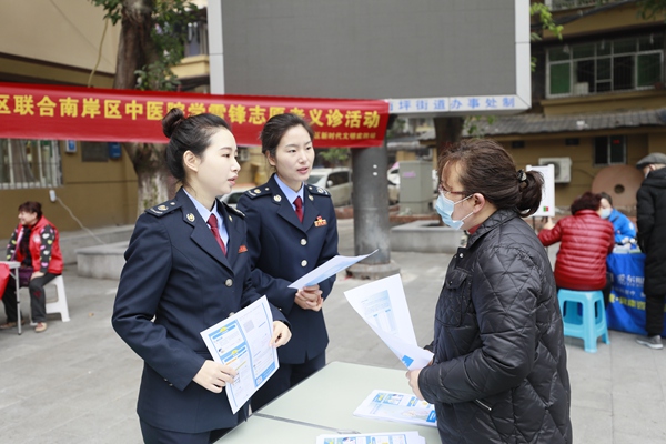 南岸區(qū)稅務(wù)局組織人員走進(jìn)社區(qū)宣傳社保政策，輔導(dǎo)手機(jī)繳費(fèi)。蔣宜非攝