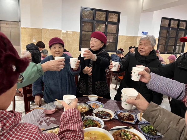 老人們吃團年飯。重慶市第三社會福利院供圖