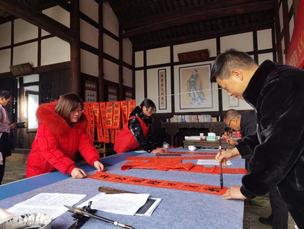 書(shū)法愛(ài)好者們?cè)谛仑S書(shū)院書(shū)寫(xiě)春聯(lián)，為村民們送祝福。仁沙鎮(zhèn)供圖