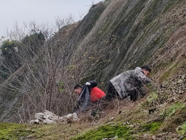 黨員干部、群眾和志愿者們開展清潔村莊行動。李春茂攝