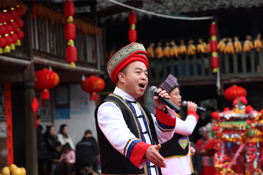 黔江區(qū)小南海鎮(zhèn)橋梁村古楓寨舉辦村晚。楊敏攝