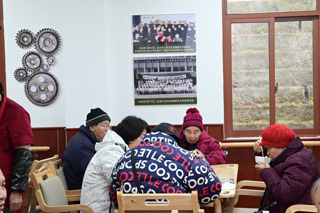 正在用餐的老人和家屬。李波攝