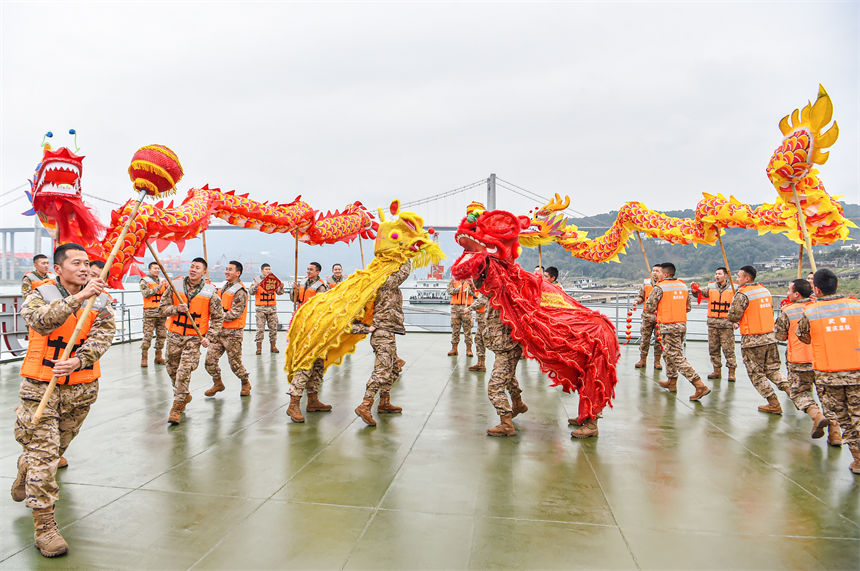 官兵在甲板上開展舞龍、舞獅等豐富多彩的文化活動，喜迎新春佳節(jié)。曹洋攝