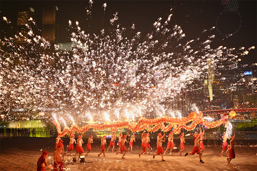 2月9日除夕夜，南岸區(qū)彈子石廣場，銅梁火龍非遺表演上演。郭旭攝