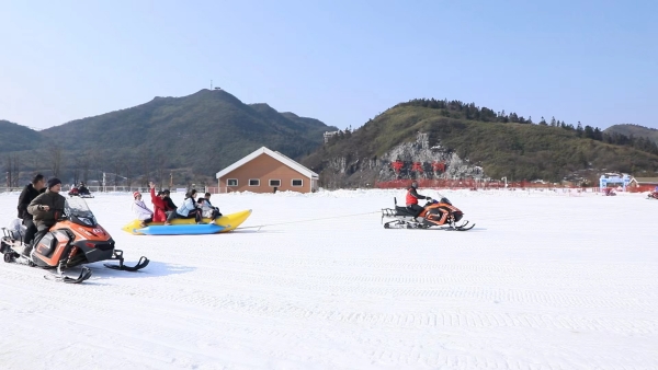 游客在雪地里歡樂游玩。景區(qū)供圖