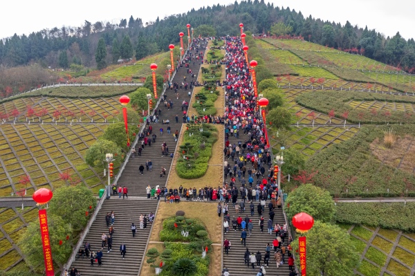 “上九登高”千年民俗文化活動現(xiàn)場。開州區(qū)文旅委供圖