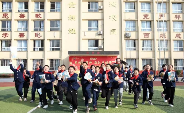 永川區(qū)紅爐小學學生興高采烈回到學校。永川區(qū)教委供圖