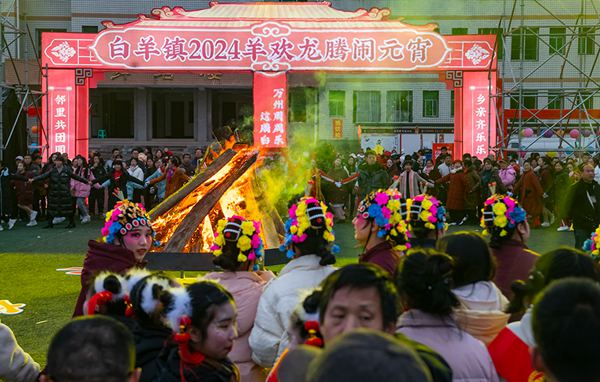 篝火晚會(huì)氛圍濃。 冉孟軍攝