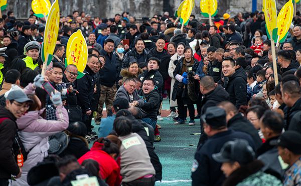 拔河比賽氛圍高漲。冉孟軍攝