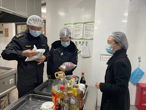 開展校園食品安全排查整治專項(xiàng)行動。重慶市市場監(jiān)管局供圖