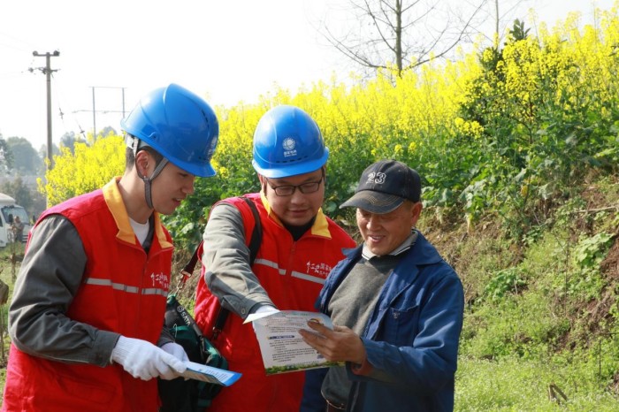 國(guó)網(wǎng)重慶璧山供電公司員工走訪大路街道四堂村向村民宣傳防山火知識(shí)。蔣佩攝