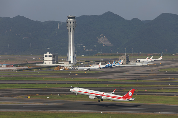 四川航空飛機(jī)在重慶江北國(guó)際機(jī)場(chǎng)起飛。莫曉健 攝