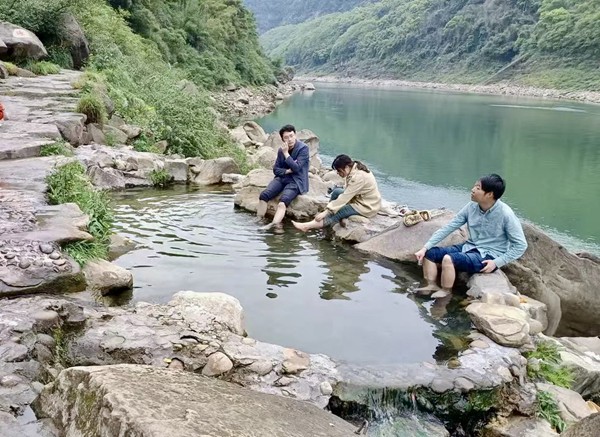 嘉陵江邊野溫泉。周靜攝