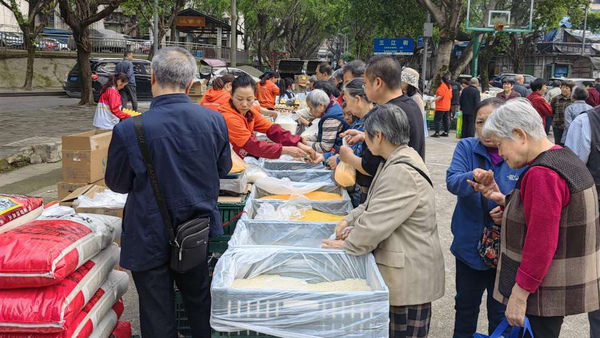 居民們在“家門口”購物更方便。蓮花街道供圖