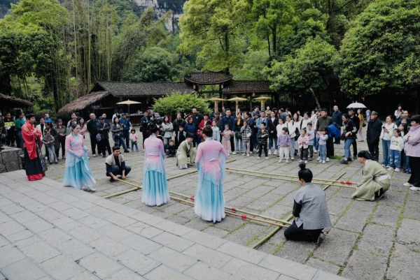 桃花源景區(qū)游人如織。酉陽旅投供圖