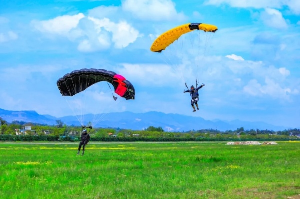 梁平機場跳傘基地，開展高空跳傘體驗及高空運動愛好者跳傘資格證培訓等業(yè)務。熊偉 攝