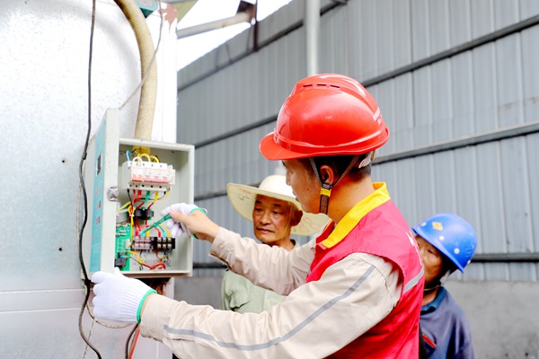 電力員工對(duì)花椒烘干設(shè)備進(jìn)行安全用電檢查。國(guó)網(wǎng)重慶永川供電公司供圖