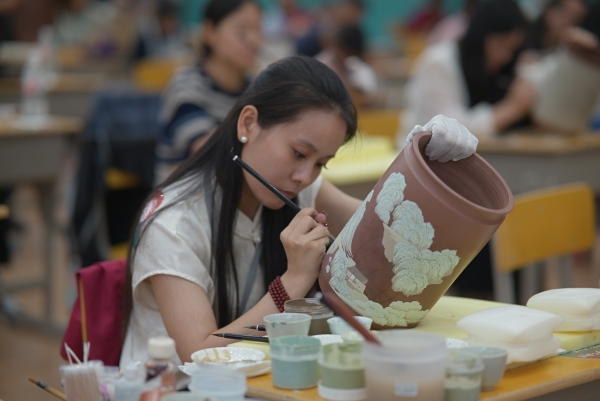 比賽選手聚精會(huì)神在創(chuàng)作。李波攝