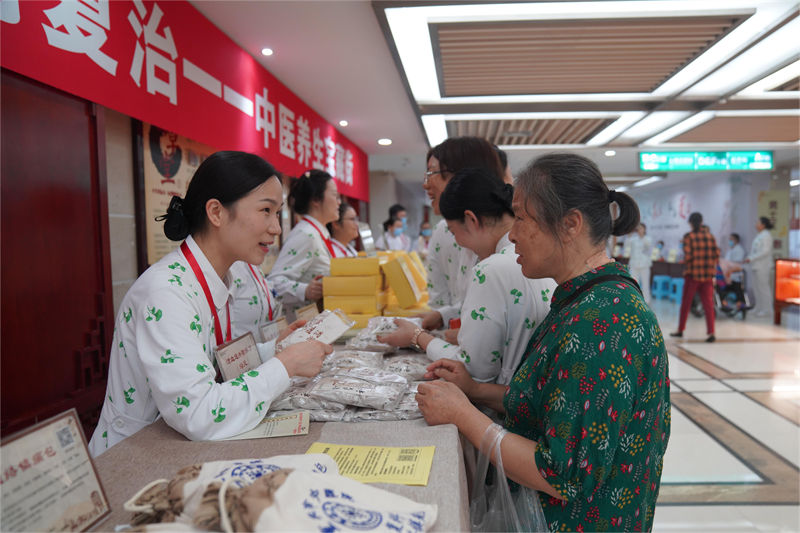 市民咨詢養(yǎng)生產(chǎn)品。受訪者供圖