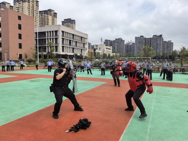 安保人員正進行防暴應急演練。秀山戍安保安服務有限公司供圖