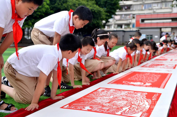 師生共創(chuàng)百米剪紙長(zhǎng)卷慶祝建黨100周年。四牌坊小學(xué)供圖