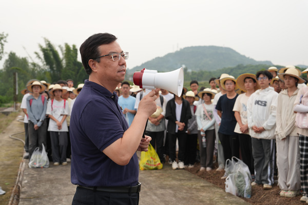 王進軍在“田間課堂”授課。蘭天攝